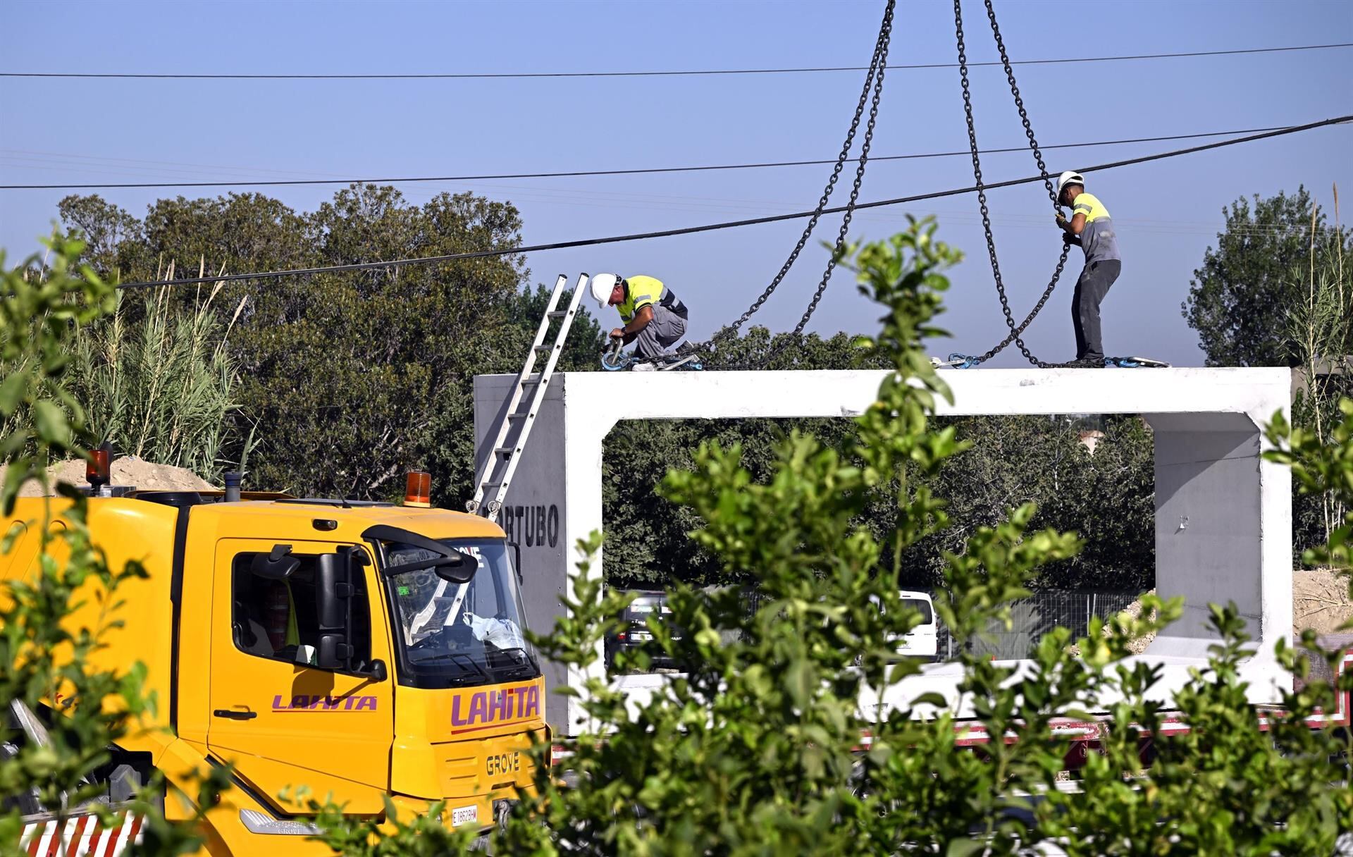 Instalación de uno de los marcos prefabricados en las obras de la pasarela de El Garruchal