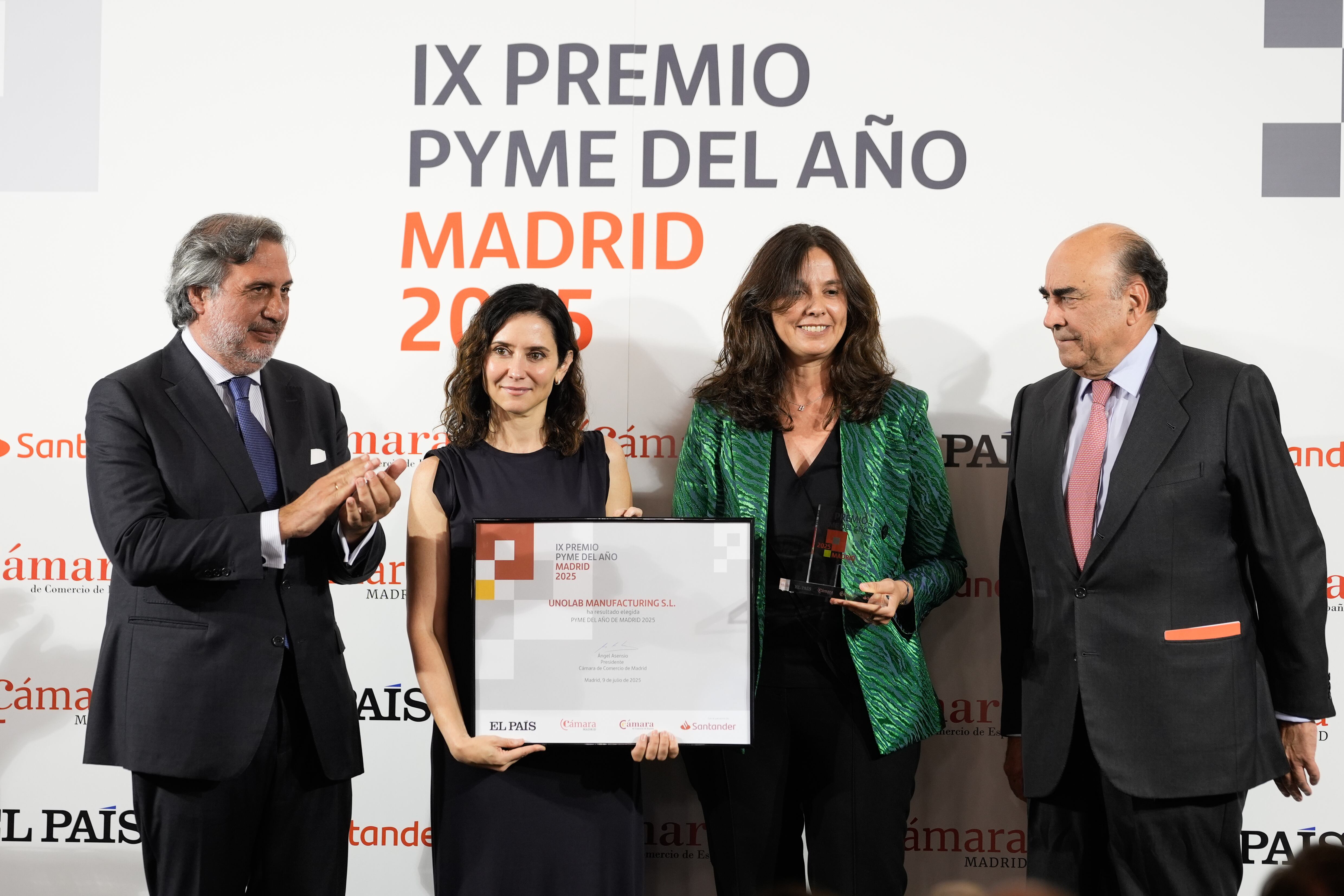 Isabel Díaz Ayuso, presidenta de la Comunidad de Madrid, entrega el premio a Beatriz López Besga, Directora General de Unolab, con la presencia de Ángel Asensio (1i), presidente de la Cámara de Comercio, Industria y Servicios y Luis Isasi, presidente de Santander España.
