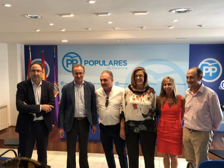 Alfonso Alonso junto a miembros del PP de Palencia