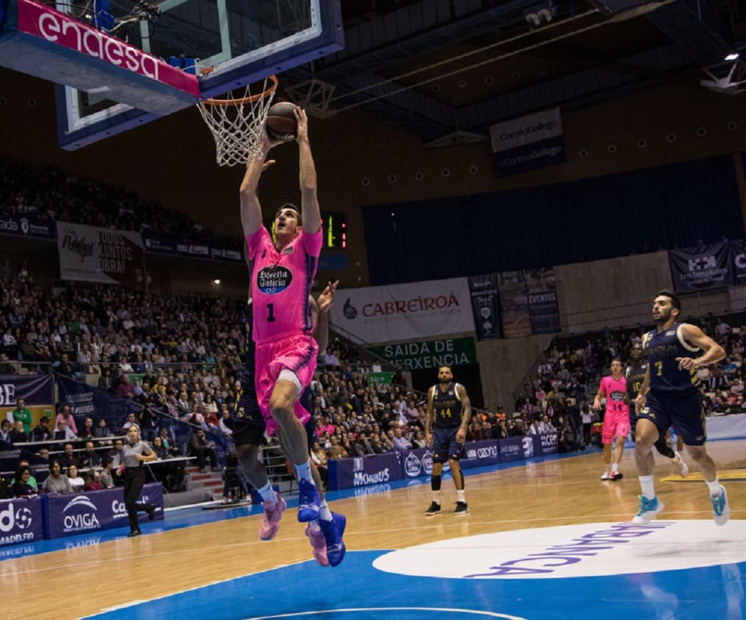 Dejan Kravic, el mejor de los obradoiristas, se dispone a hacer un mate en el duelo ante el Real Madrid