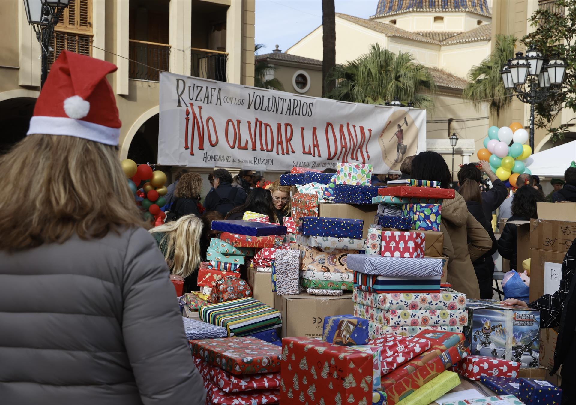 Cabalgata solidaria para repartir regalos y dulces en ocho localidades de l&#039;Horta Sud tras la DANA, en la plaza Mayor de Paiporta