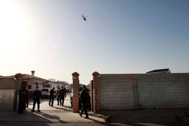 Agentes custodian una de las viviendas.