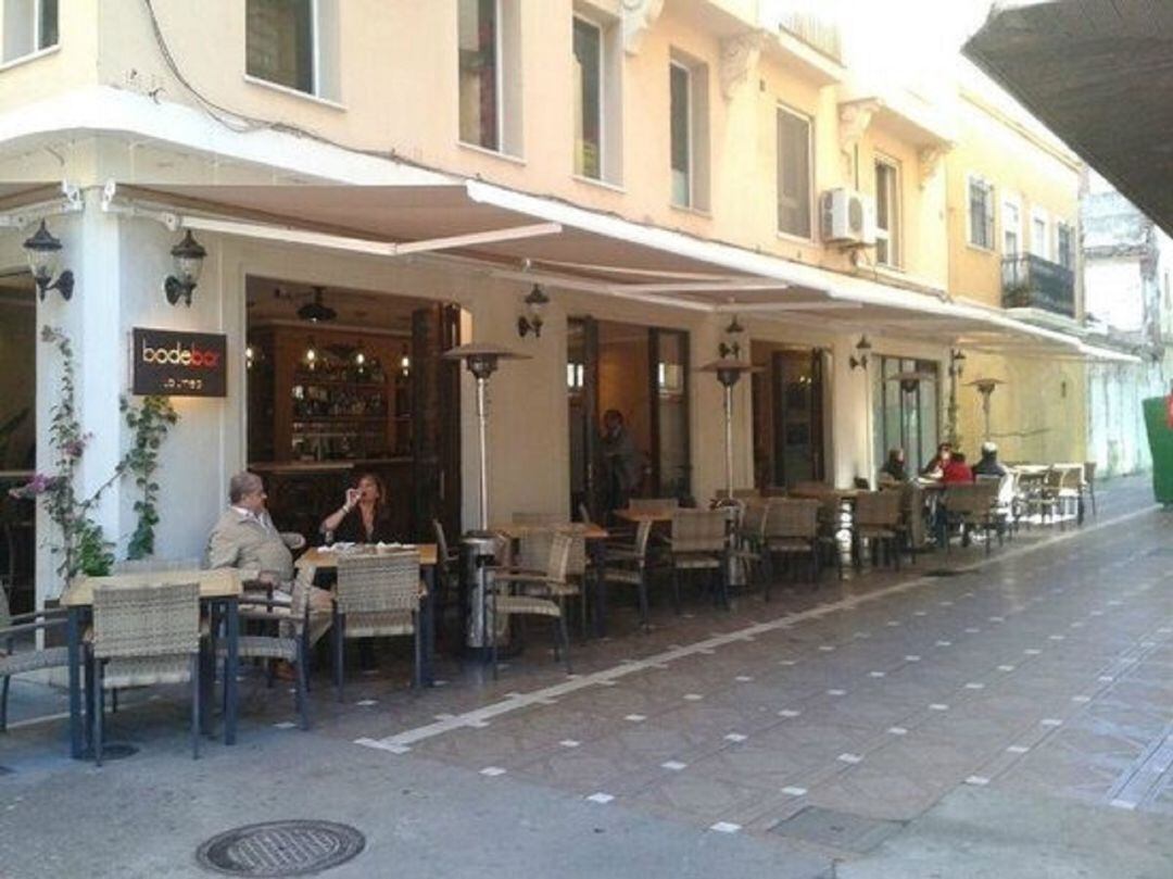 Una terraza en La Línea.