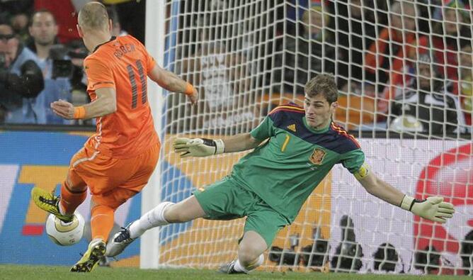 Corría el minuto 61 cuando Casillas sacó un balón imposible a Arjen Robben
