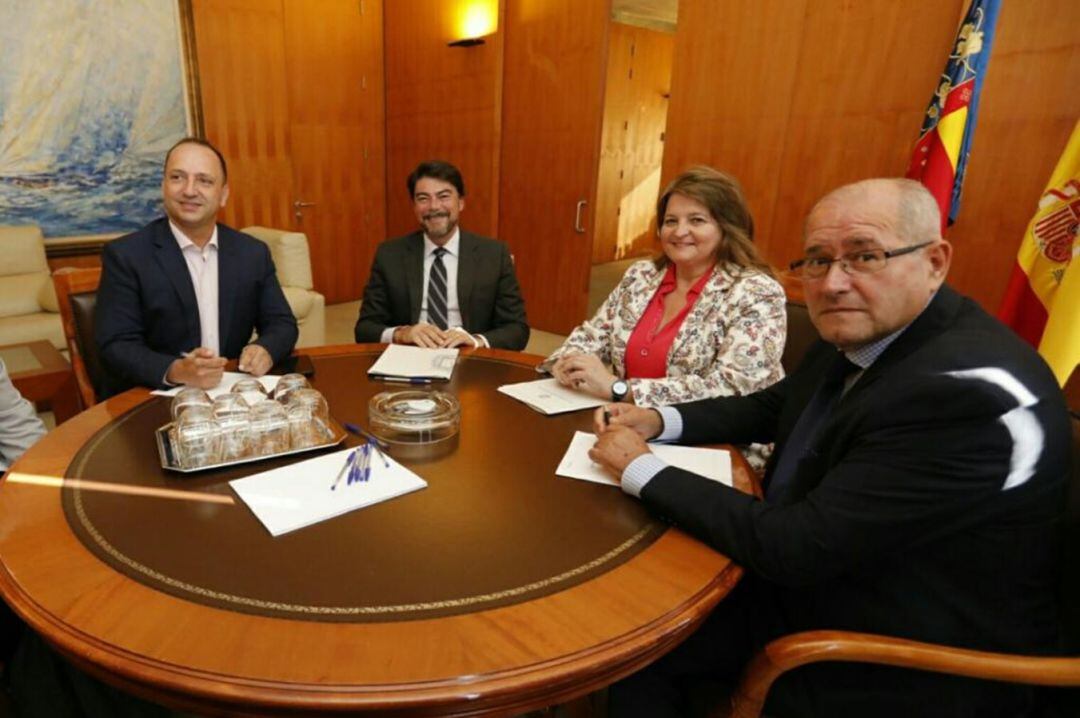 El vicepresidente segundo de la GVA y conseller de Vivienda, Rubén Martínez Dalmau, junto al alcalde de Alicante, Luis Barcala, la edil de Servicios Sociales, Julia Llopis y el de Seguridad, José Ramón González