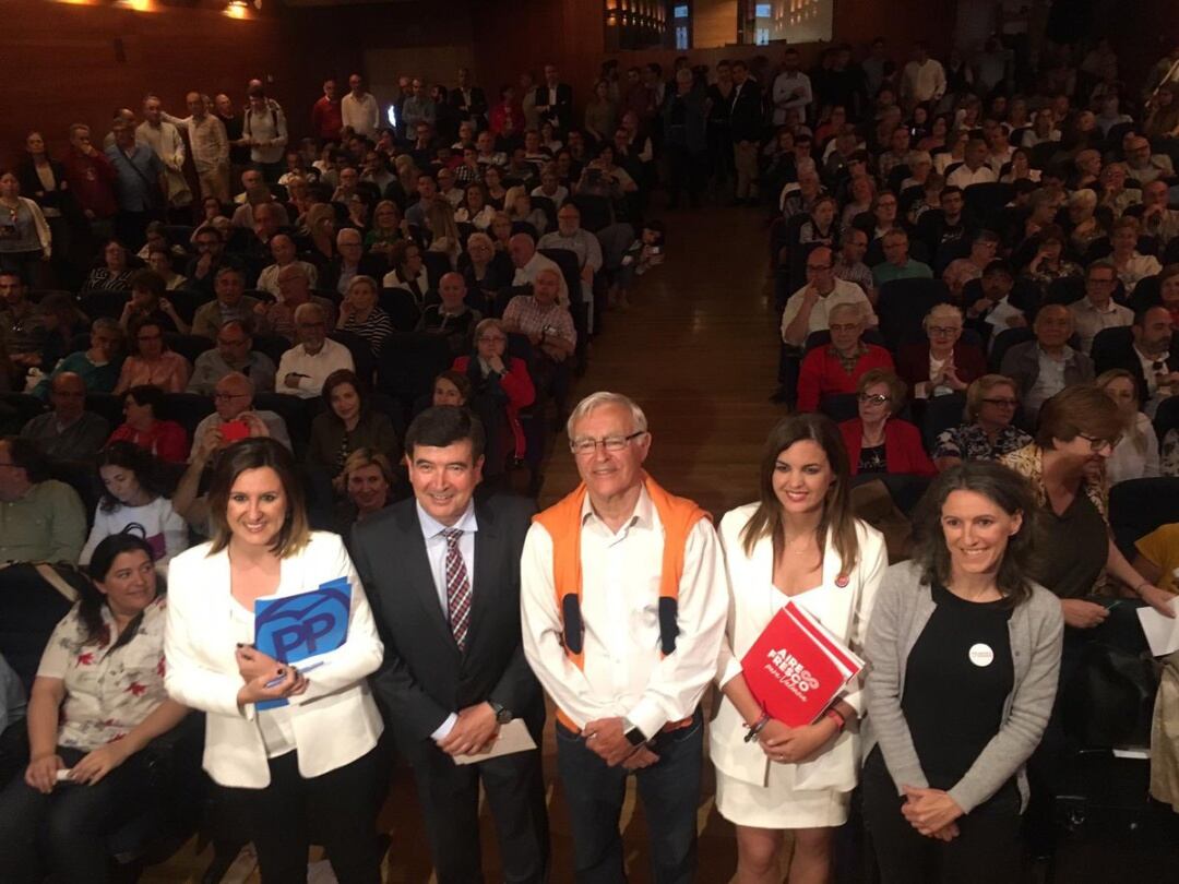 Las candidatas y candidatos en el auditorio de la sede de la ONCE en Valencia