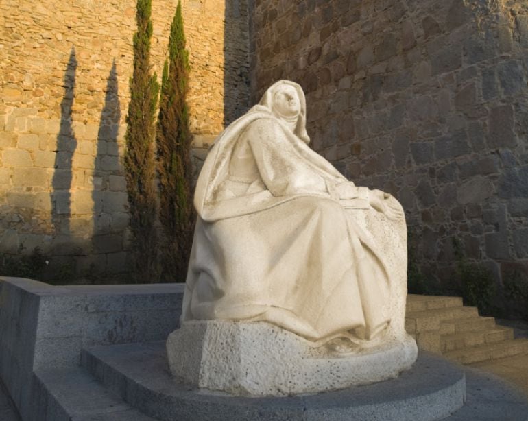 Estatua de Santa Teresa junto a las murallas de Ávila