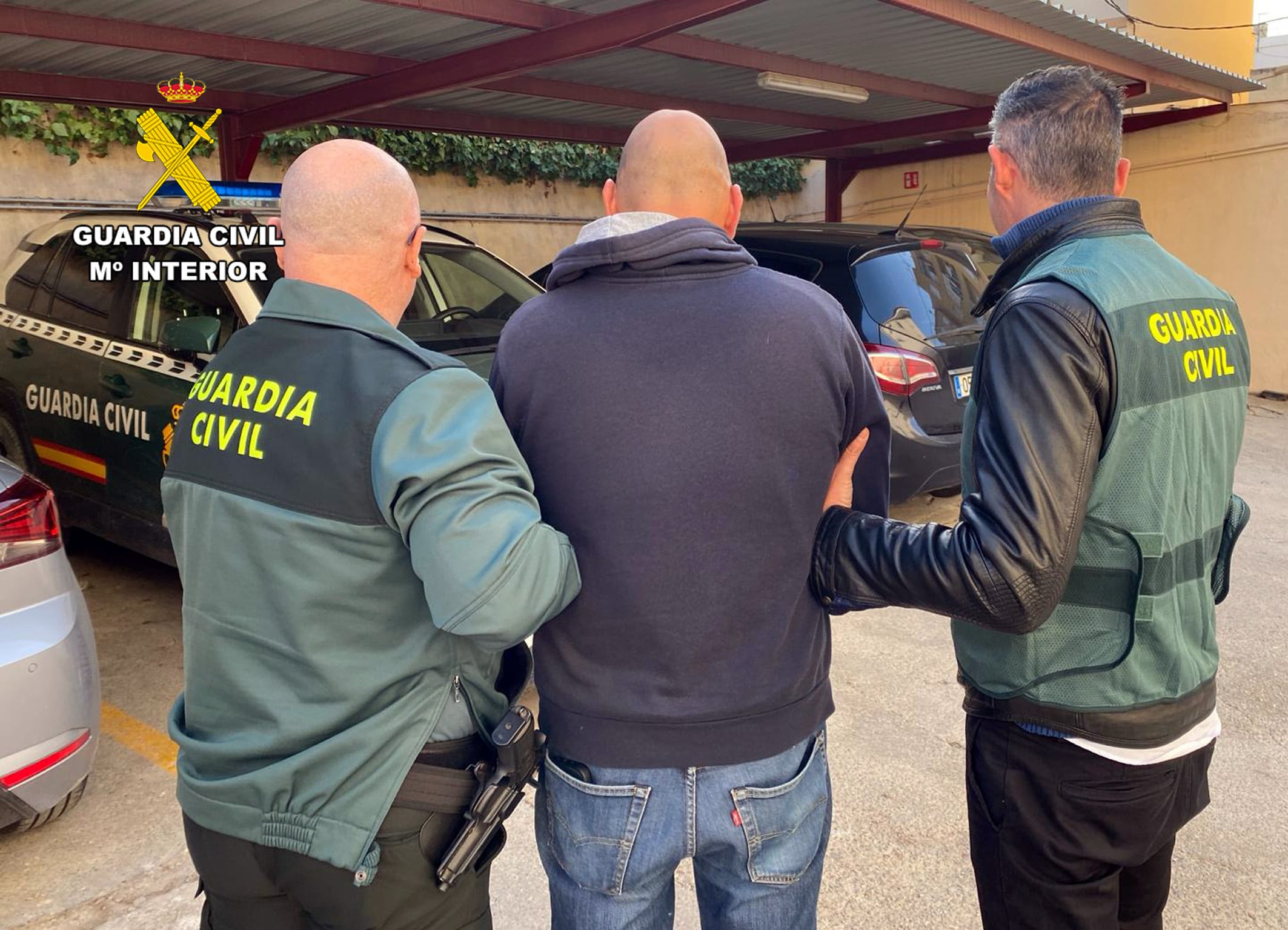 Agentes de la Guardia Civil trasladan al detenido