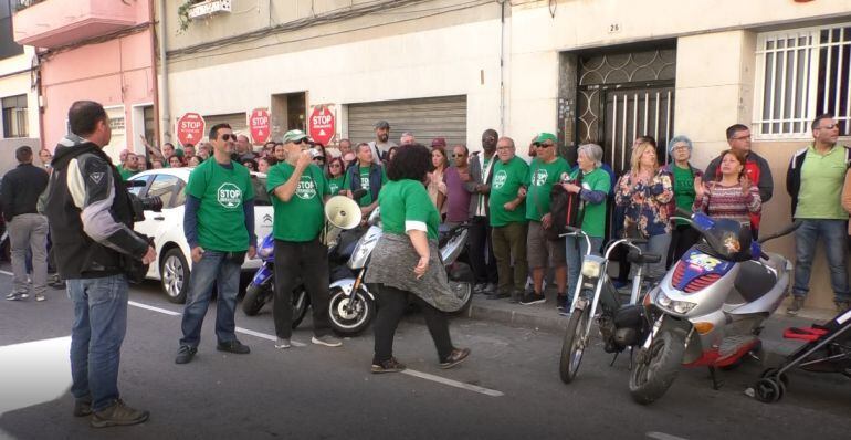 PAH concentrada ante la vivienda