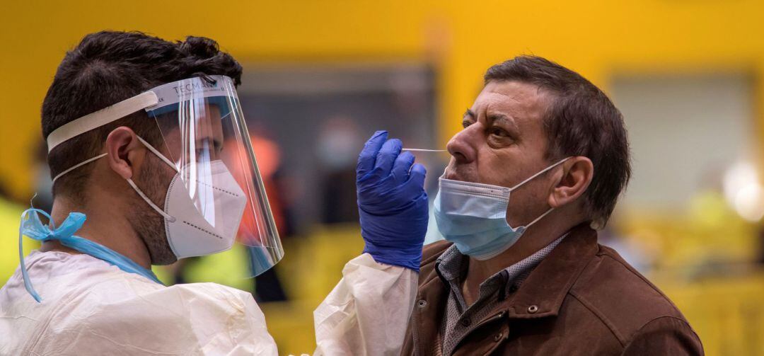 Un hombre se somete a las pruebas de coronavirus en un cribado poblacional.