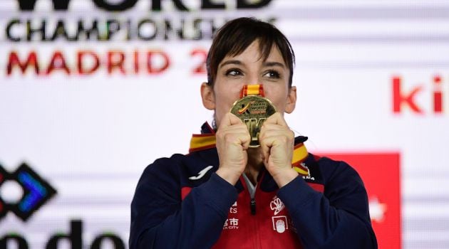 Sandra Sánchez besa su medalla de campeona del mundo