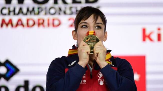 Sandra Sánchez besa su medalla de campeona del mundo
