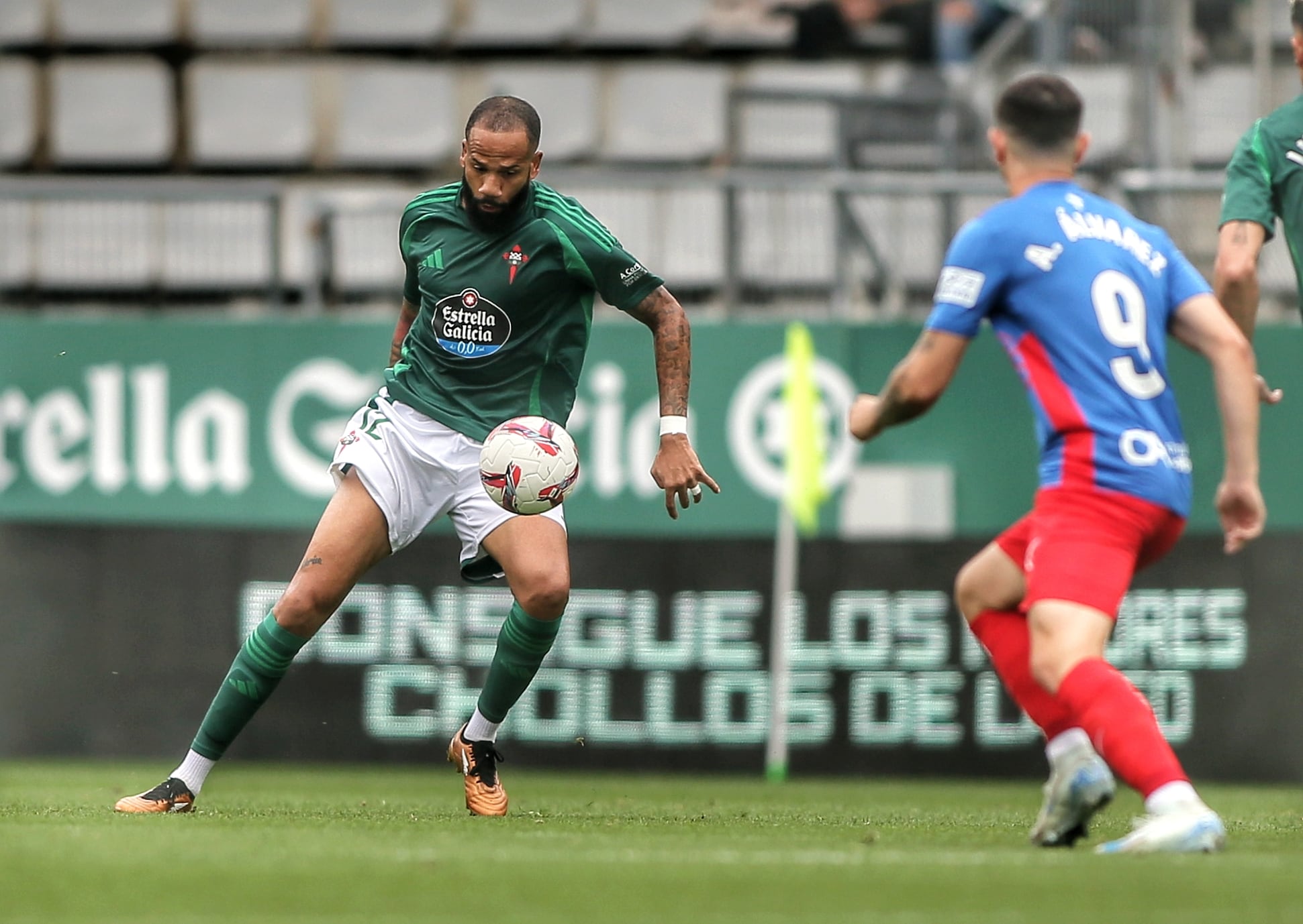 Bebé, en una jugada del Racing-Elche en A Malata (foto: Cadena SER)