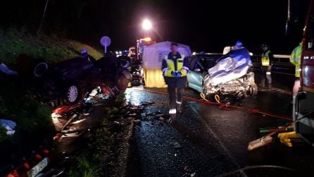 El fuerte impacto provocó el vuelco de uno de los vehículos, en el que viajaban los dos fallecidos.