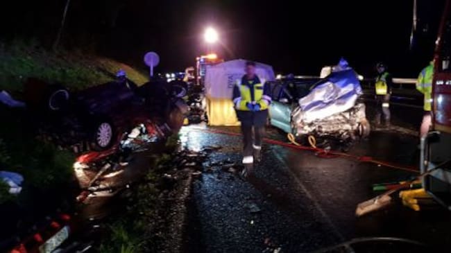 El fuerte impacto provocó el vuelco de uno de los vehículos, en el que viajaban los dos fallecidos.