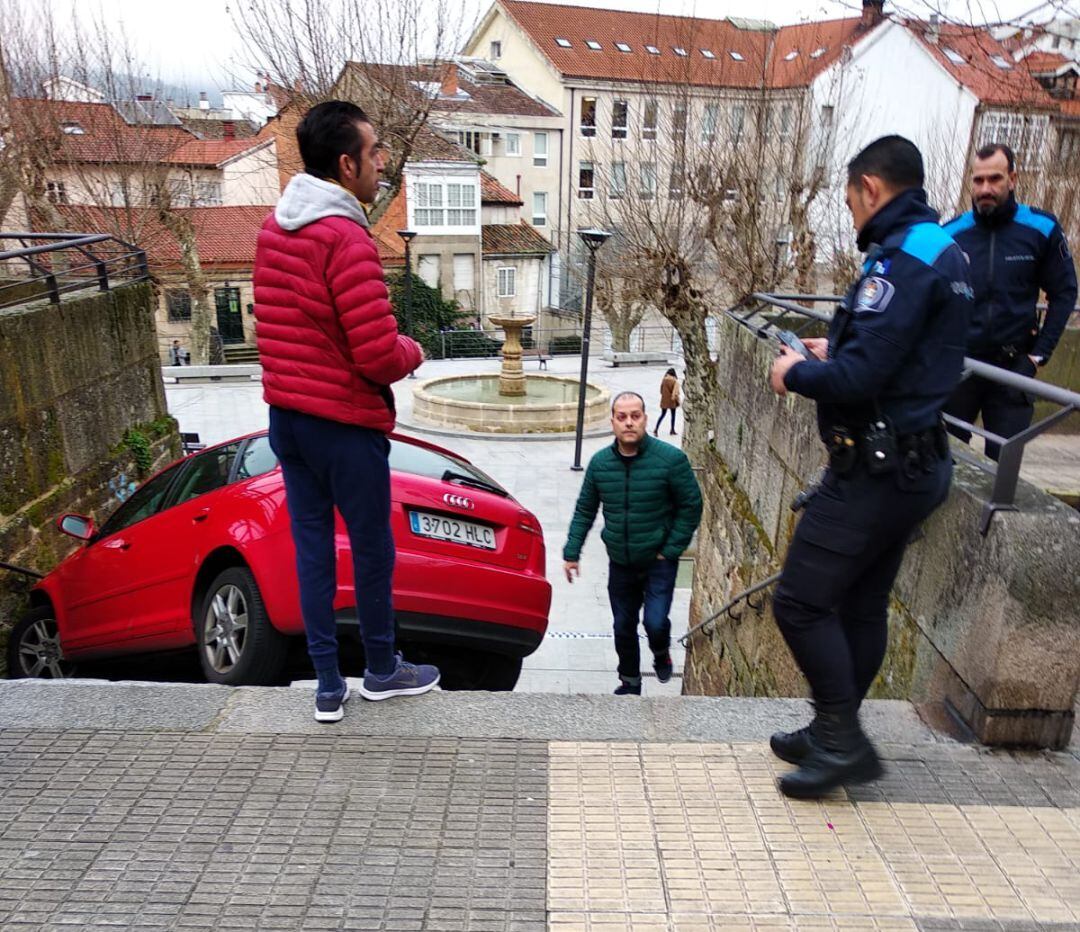 Vehículo en las escaleras de las Mercedes