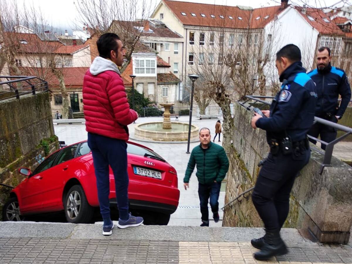 Un despiste provoca que su vehículo caiga por las escaleras de las Mercedes