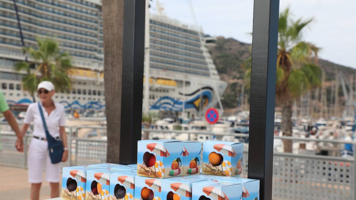 La fruta de hueso de la Región se promociona entre más de 5.500 cruceristas en Cartagena