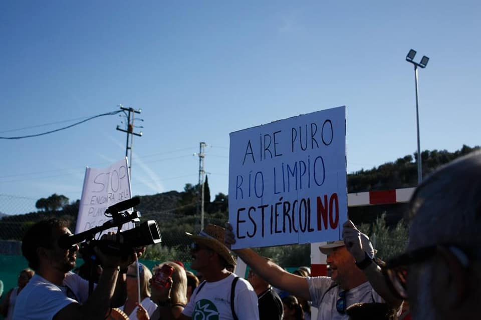 Protesta de los vecinos de Puente Jontoya el pasado mes de octubre en contra de la construcción de la balsa de estiércol.