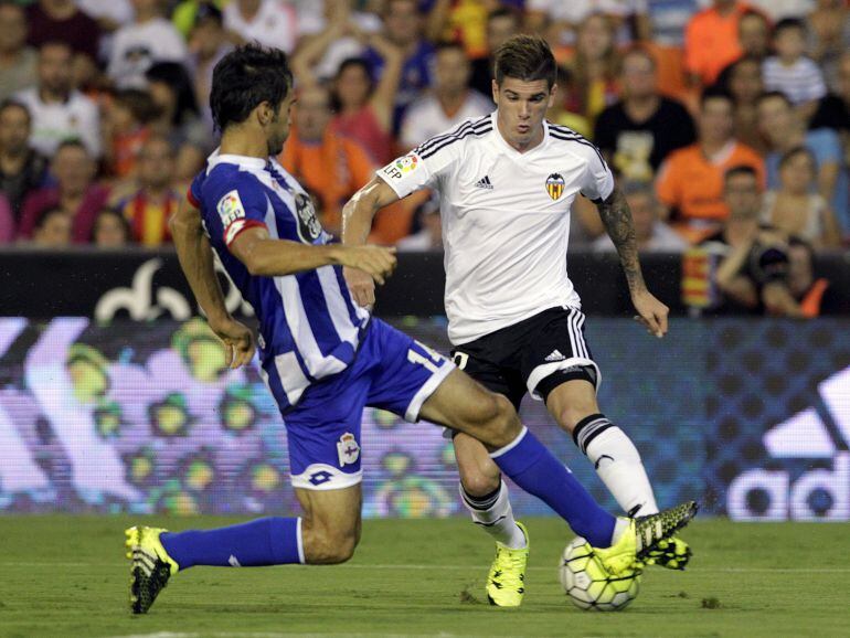 Valencia&#039;s Rodrigo De Paul (R) and Deportivo Coruna&#039;s Alejandro Arribas fight for the ball during their Spanish first division soccer match at the Mestalla stadium in Valencia, Spain, August 30, 2015. REUTERS/Heino Kalis