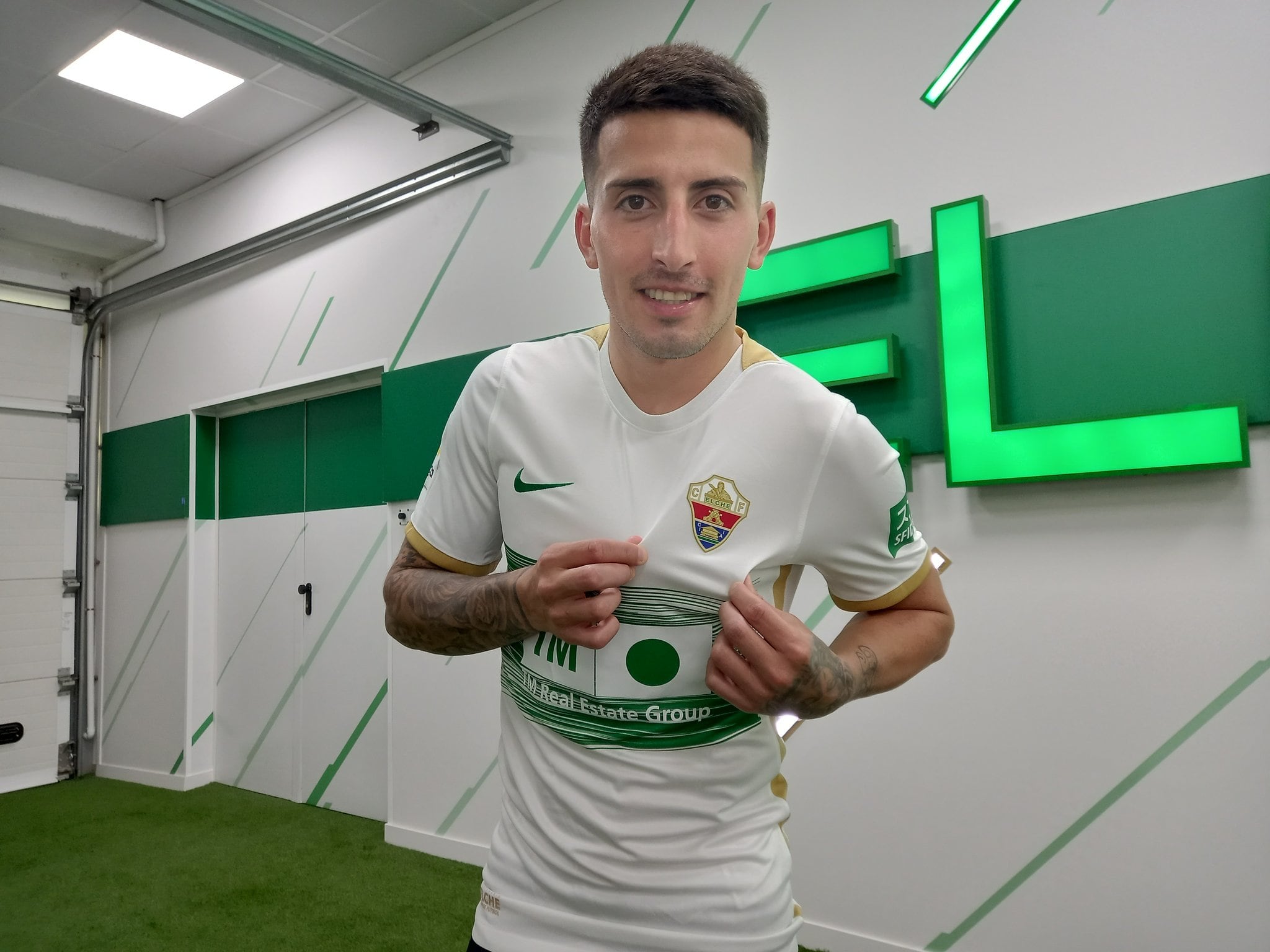 Nico Fernández muestra el escudo del Elche durante su presentación