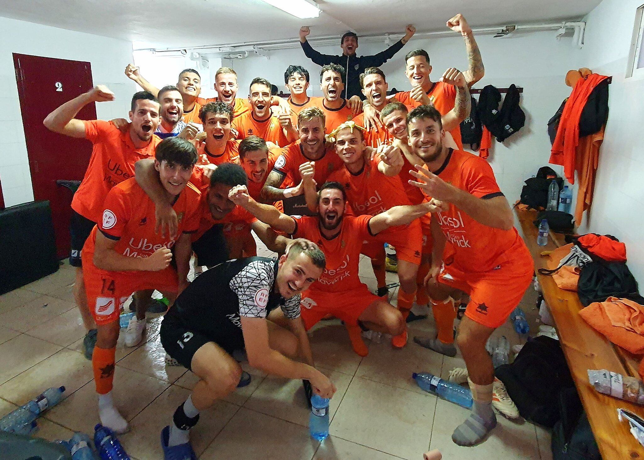 Els jugadors de l'Atzeneta UE celebren la victòria a Elx //Foto: Atzeneta UE