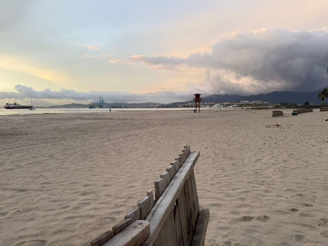 Aspecto de la playa tras los trabajos de limpieza