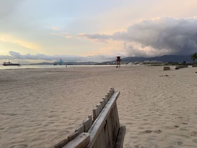 Aspecto de la playa tras los trabajos de limpieza