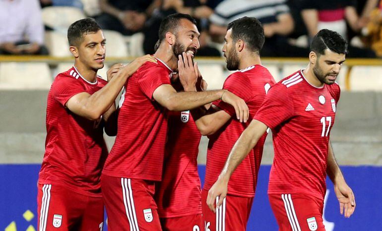 Los jugadores de Irán celebran un gol durante un encuentro ante Uzbekistán.