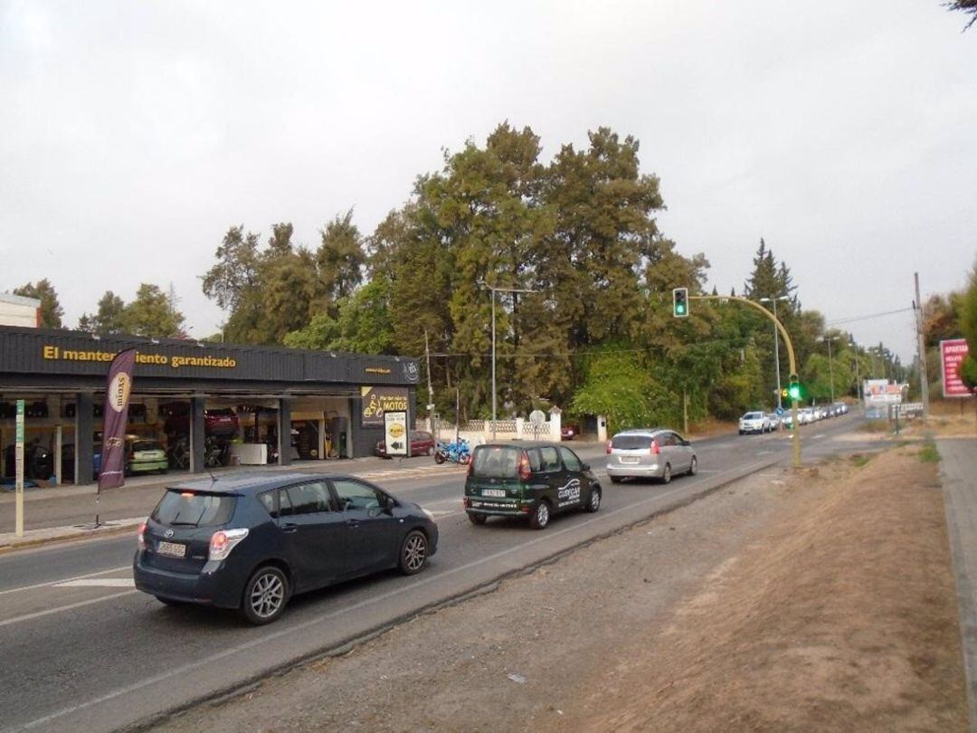 Carretera A-8076 a su paso por Gines (Sevilla)