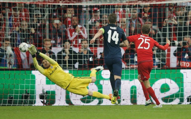 Oblak despeja el tiro desde el punto de penalti de Müller