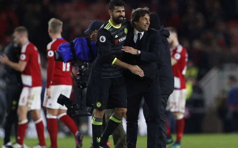 Diego Costa se abraza con Antonio Conte