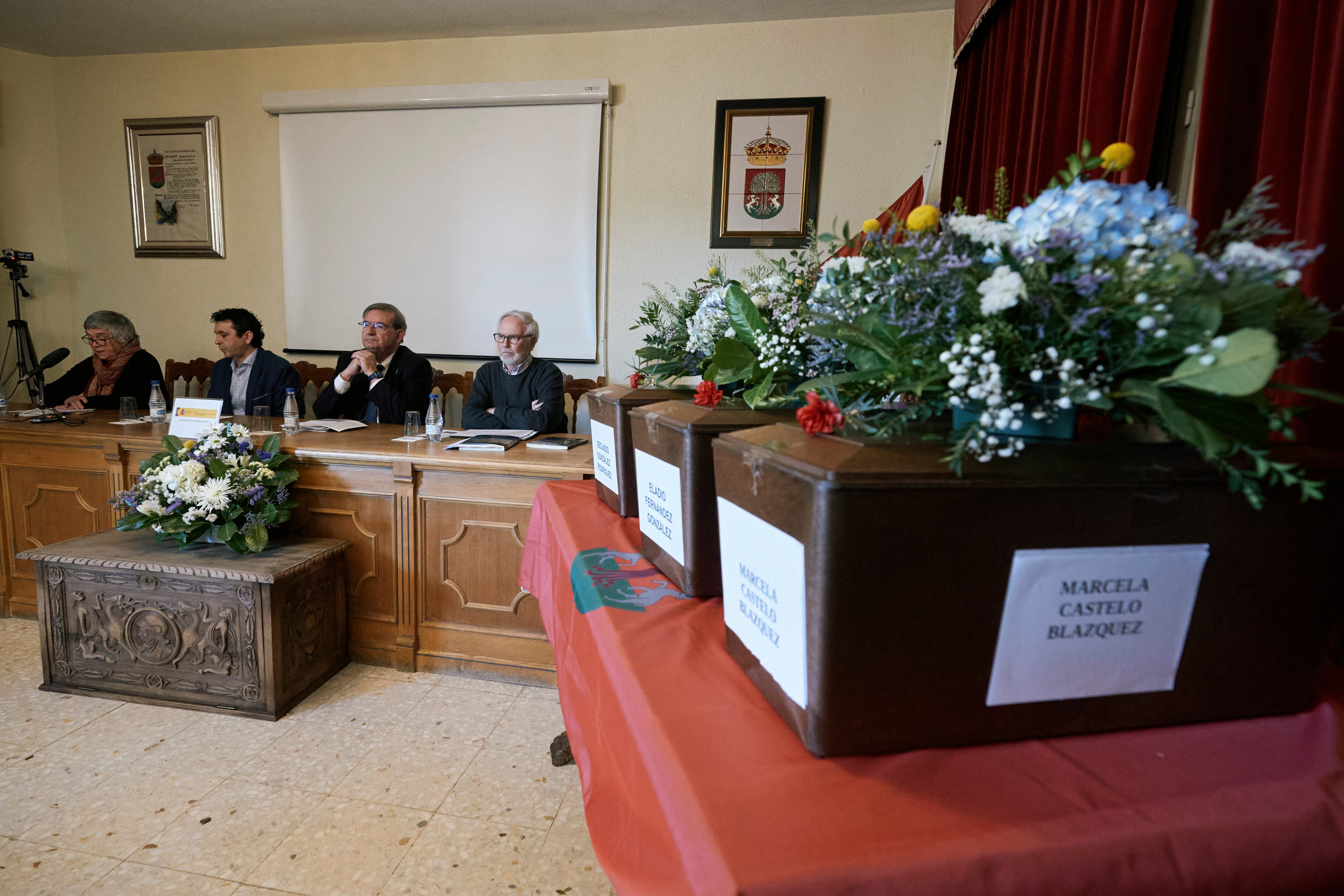 Acto de entrega a sus familiares de los restos de una mujer y dos hombres que han sido exhumados e identificados, hoy en la localidad abulense de Cuevas del Valle.