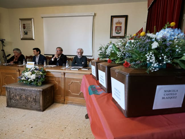 Acto de entrega a sus familiares de los restos de una mujer y dos hombres que han sido exhumados e identificados, hoy en la localidad abulense de Cuevas del Valle.