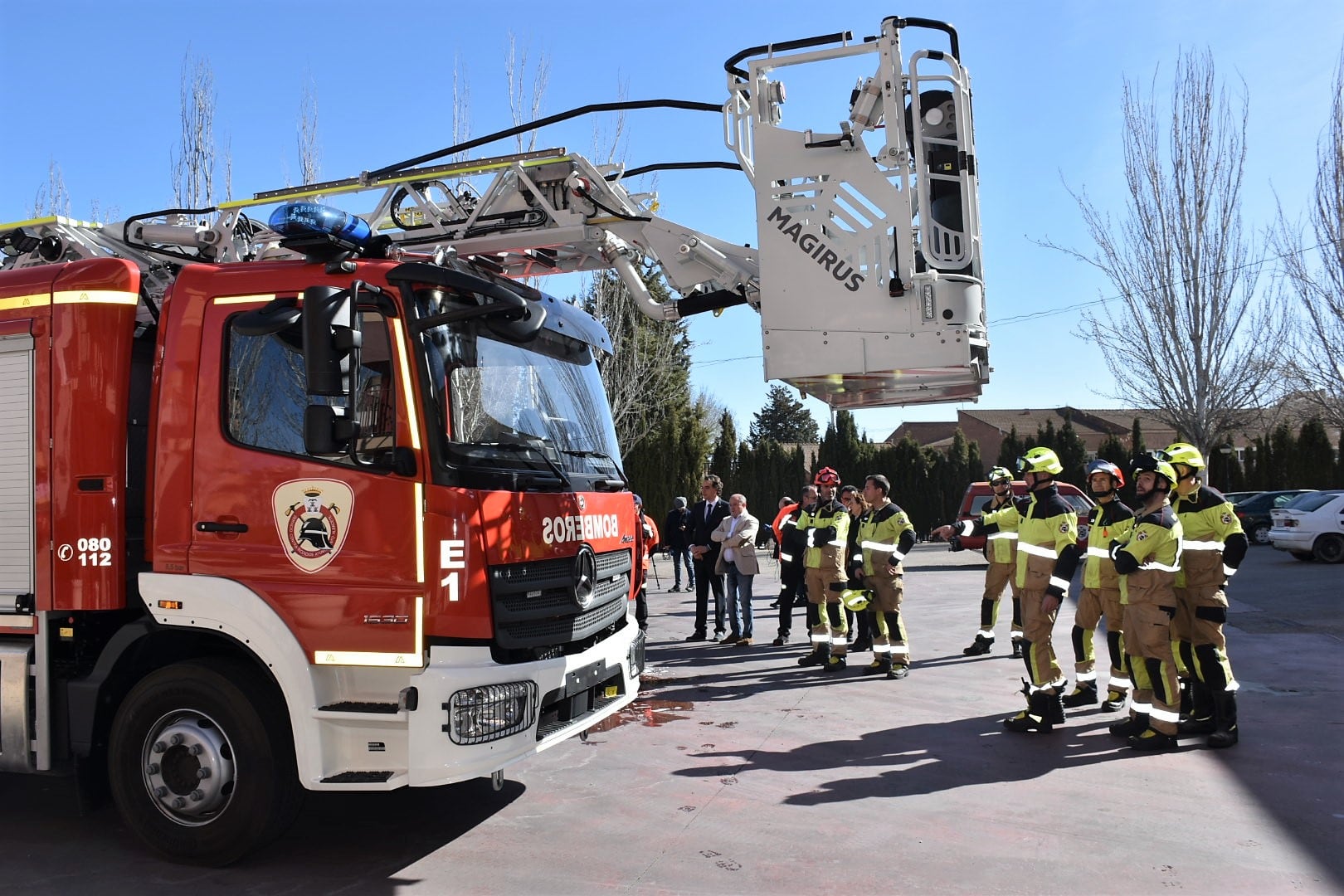 Los bomberos de Albacete presenciando la inauguración del nuevo vehículo autoescala