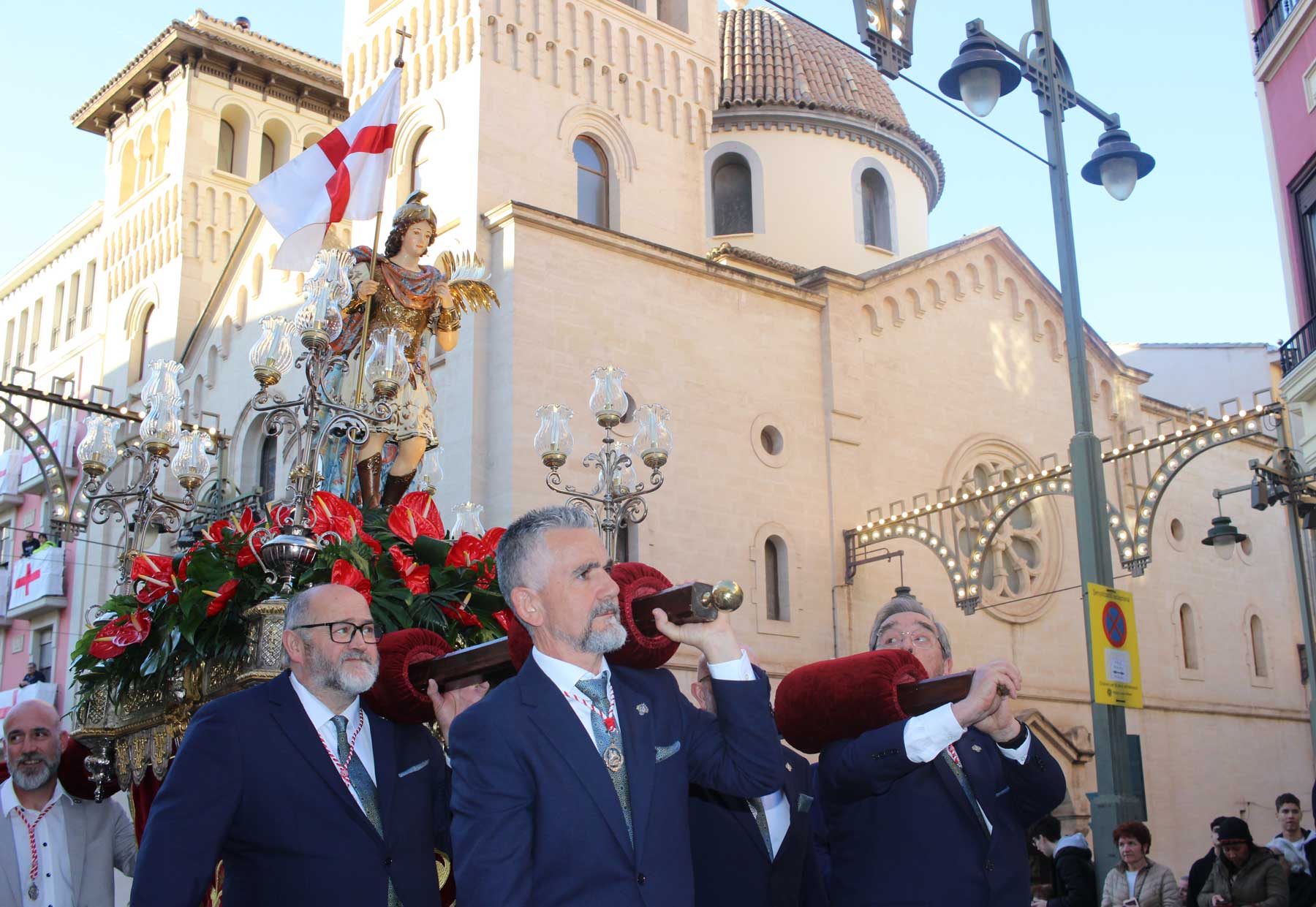La imagen de Sant Jordi El Xicotet justo a su paso por su iglesia al poco de iniciarse la procesión