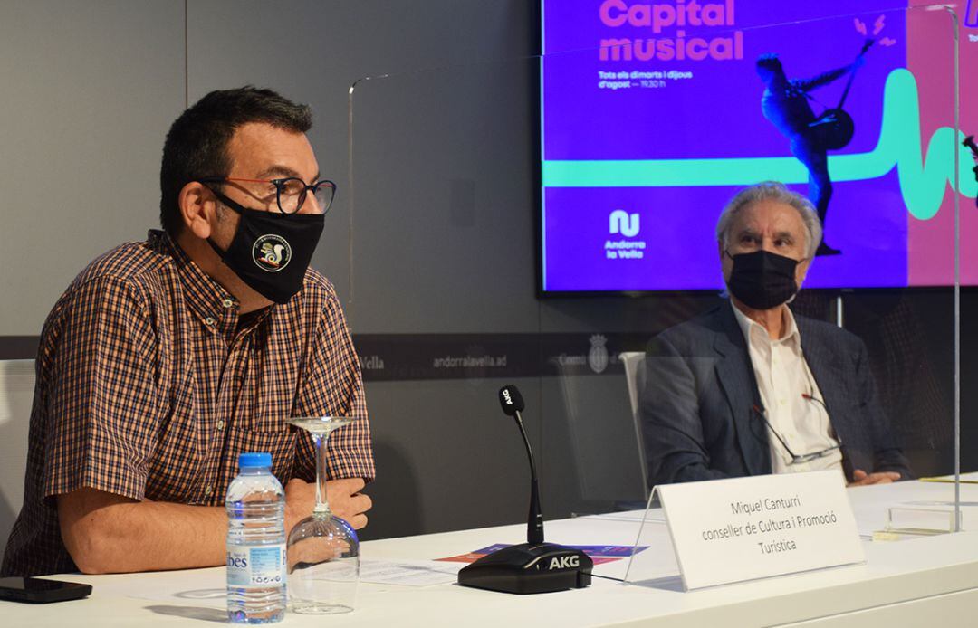 El conseller de Cultura i de Promoció Turística, Miquel Canturri, i el programador cultural del comú, Josep Maria Escribano, durant la roda de premsa d'aquest dimecres.