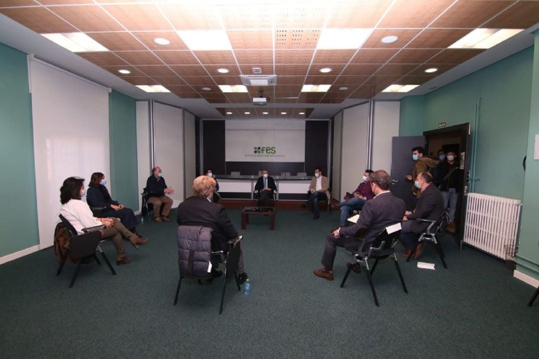 Reunión de Luis Tudanca con la mesa de diálogo social de Segovia