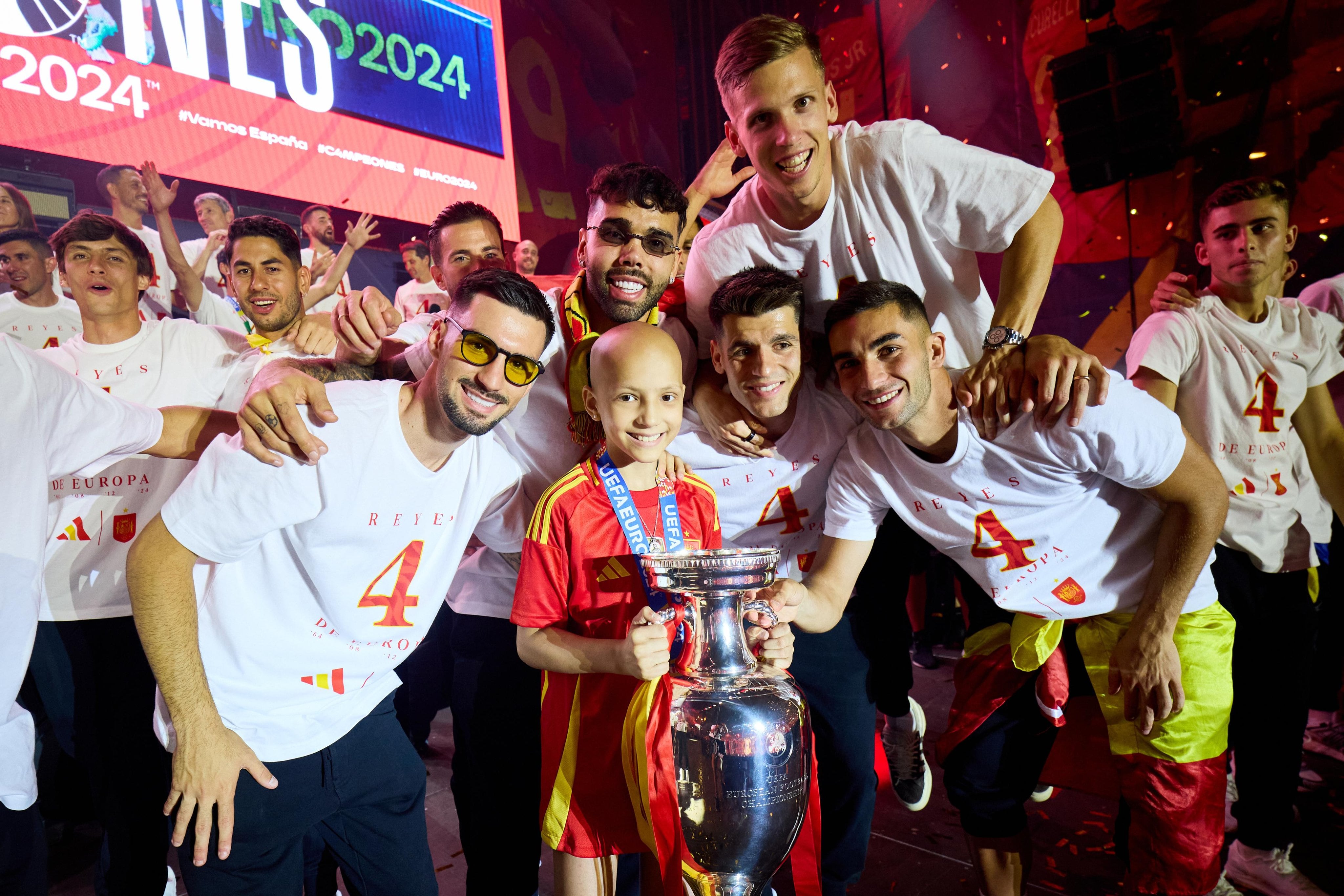 María Camaño, aficionada de la selección española, celebra con los jugadores el triunfo en la Eurocopa