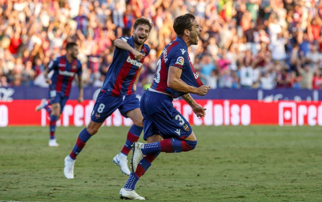 El defensa del Levante UD Toño García, celebra el gol marcado frente al Alavés durante el partido correspondiente a la séptima jornada de Liga.