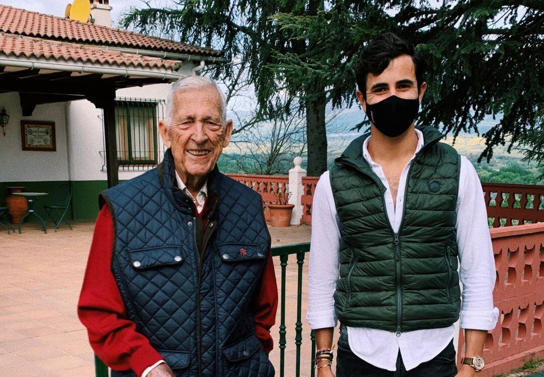 El maestro Paco Camino junto al novillero francés Carlos Olsina