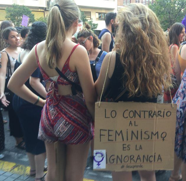 Manifestantes en Valencia contra la puesta en libertad de los cinco miembros de La Manada