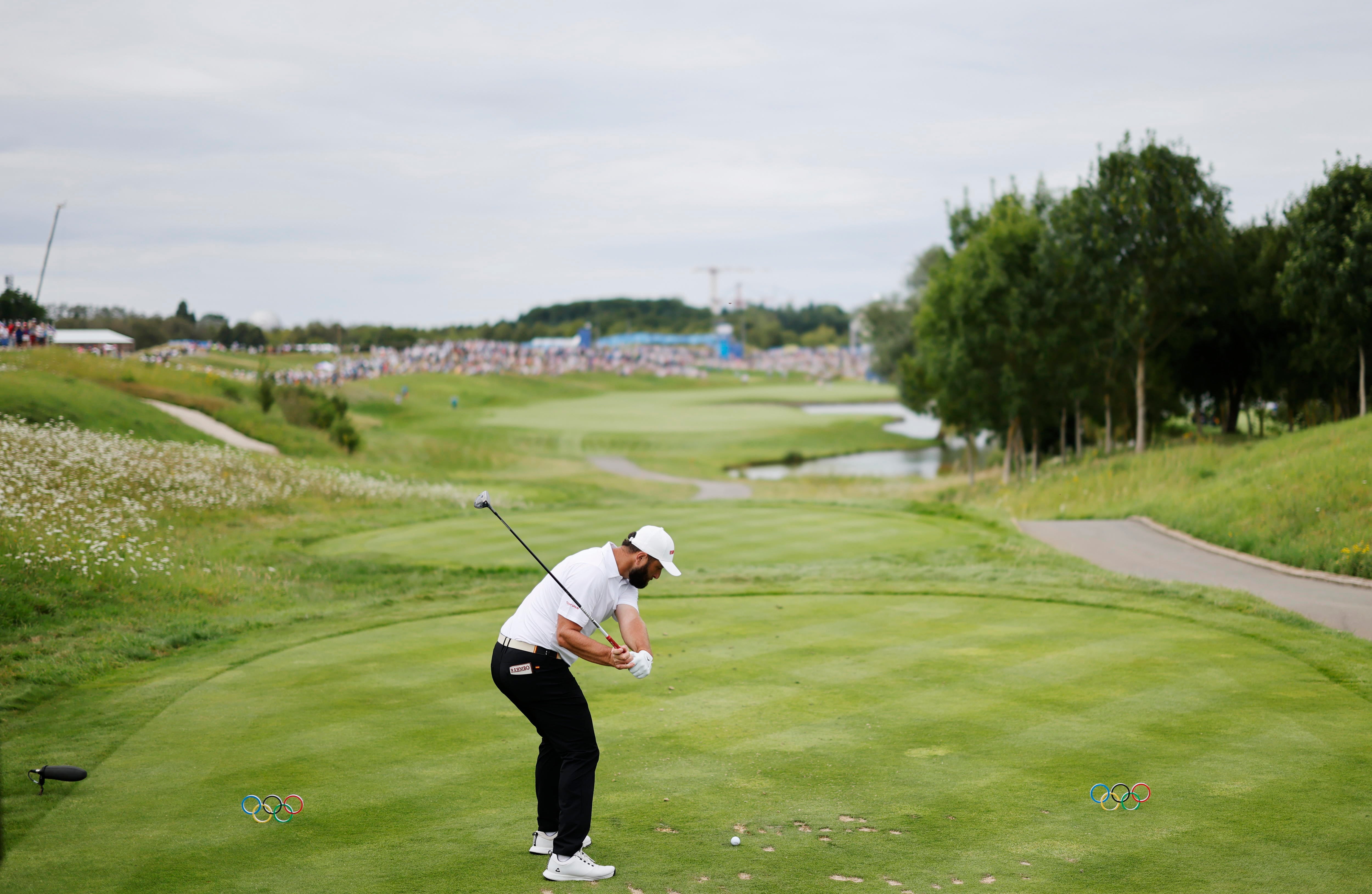 Jon Rahm a punto de golpear la pelota en el hoyo 15