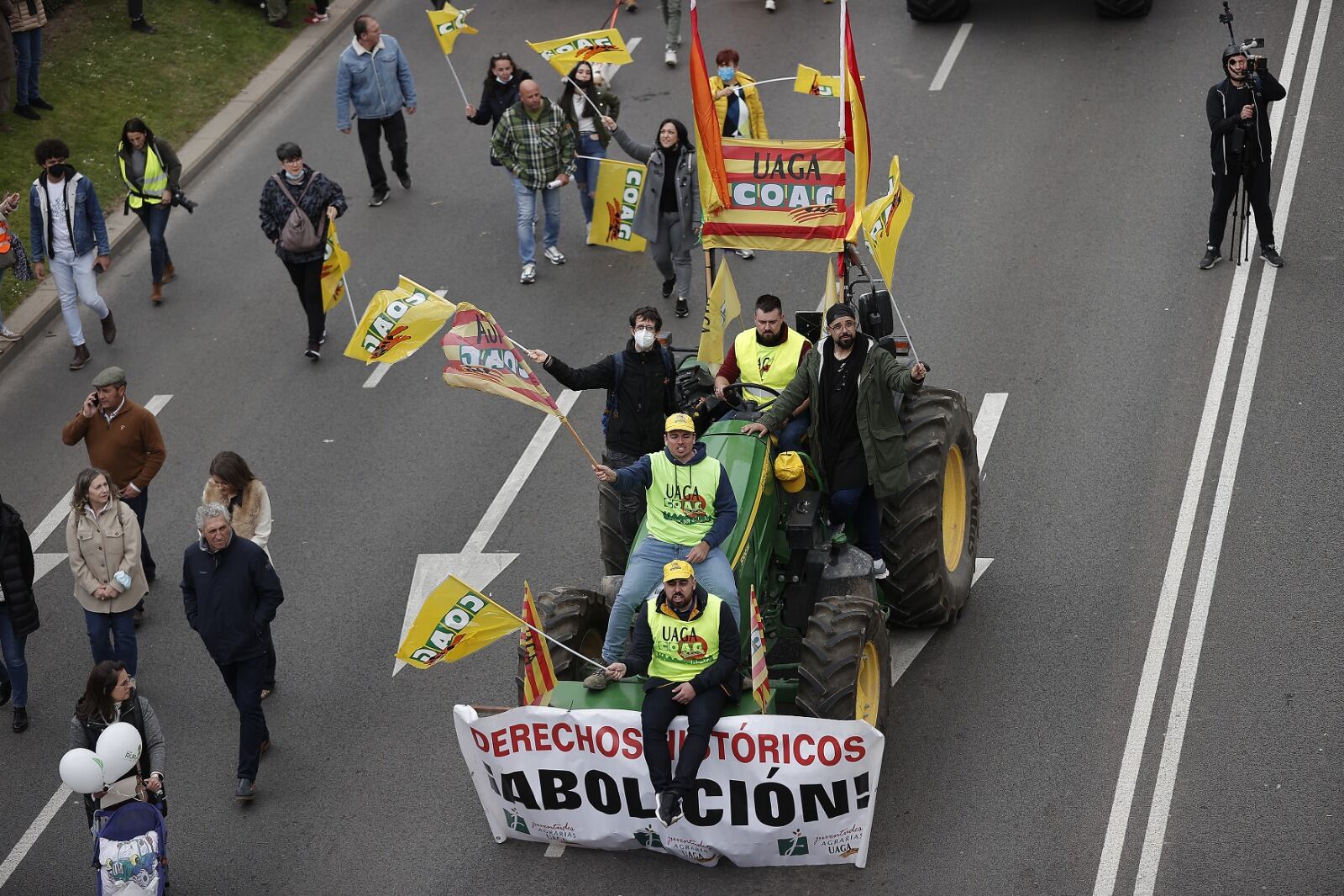 Más de 100.000 agricultores y ganaderos se manifiestan en Madrid en defensa del mundo rural.