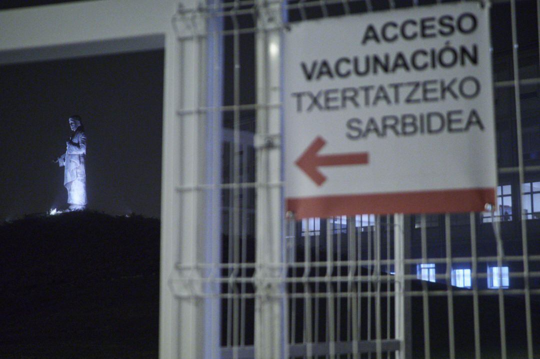 Acceso al centro de vacunación en el Seminario de Pamplona.