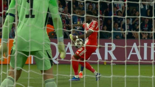 Davies golpea el balón con su mano tras un centro de Dembelé (@Movistar+)