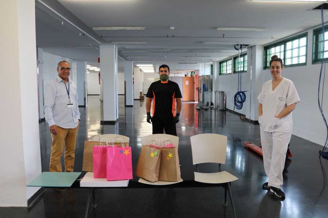 Personal del hospital Doctor José Molina Orosa recibiendo algunos de los regalos para el &quot;bingo terapeutico y motivacional&quot;.