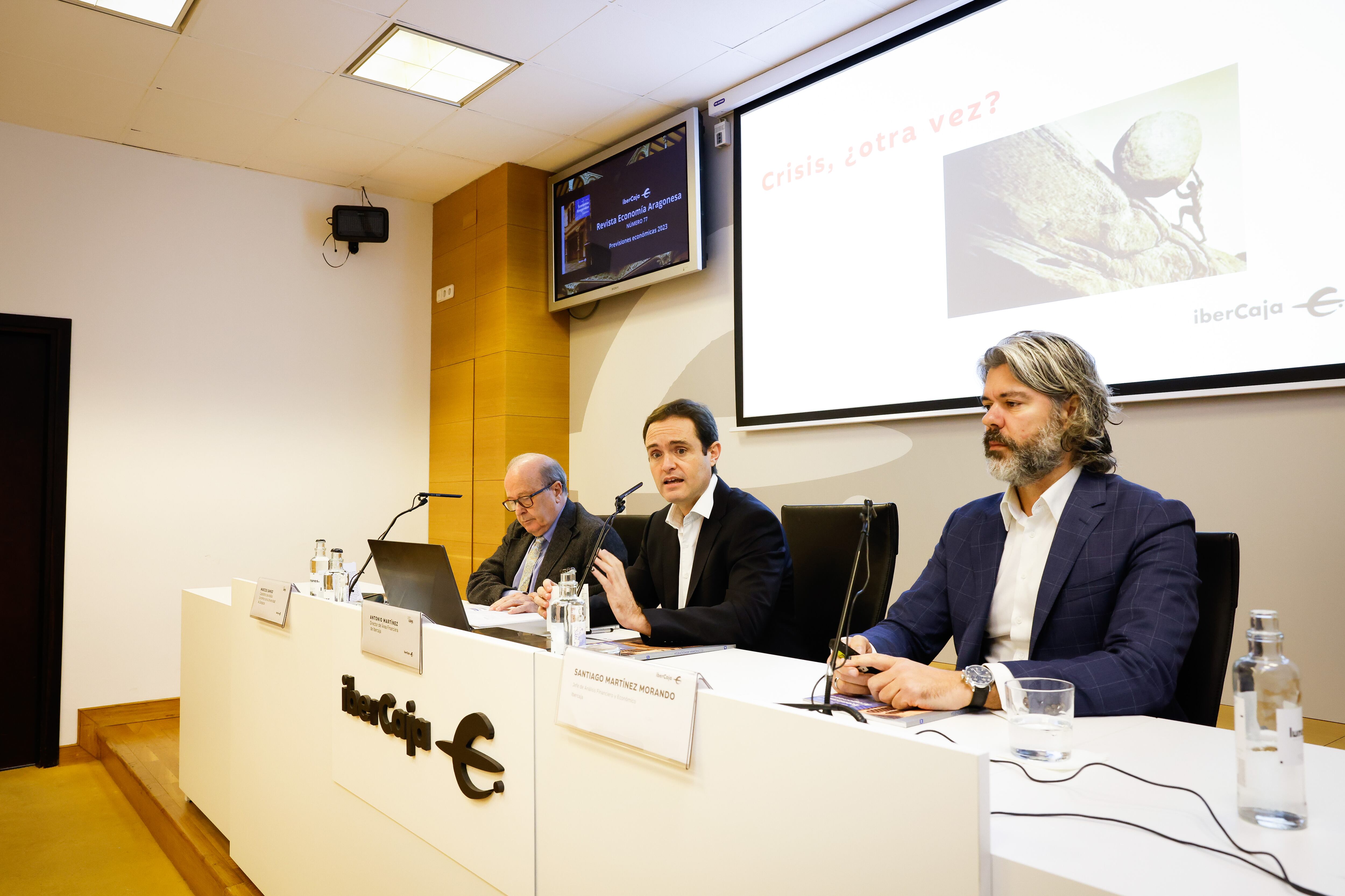 Presentación de la Revista de Economía Aragonesa en la sede de Ibercaja. De izquierda a derecha, Marcos Sanso, Antonio Martínez y Santiago Martínez