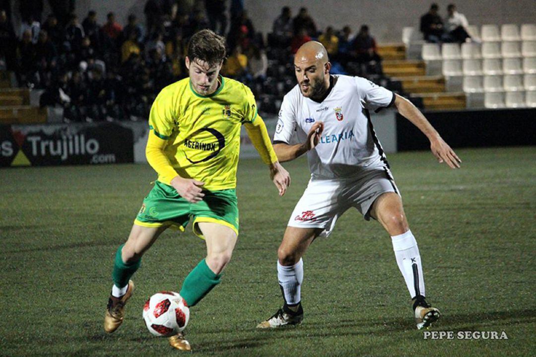 Almenara pelea con Prieto.