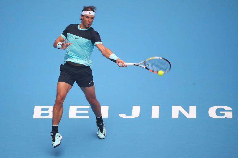 Nadal devuelve una bola en su debut en China